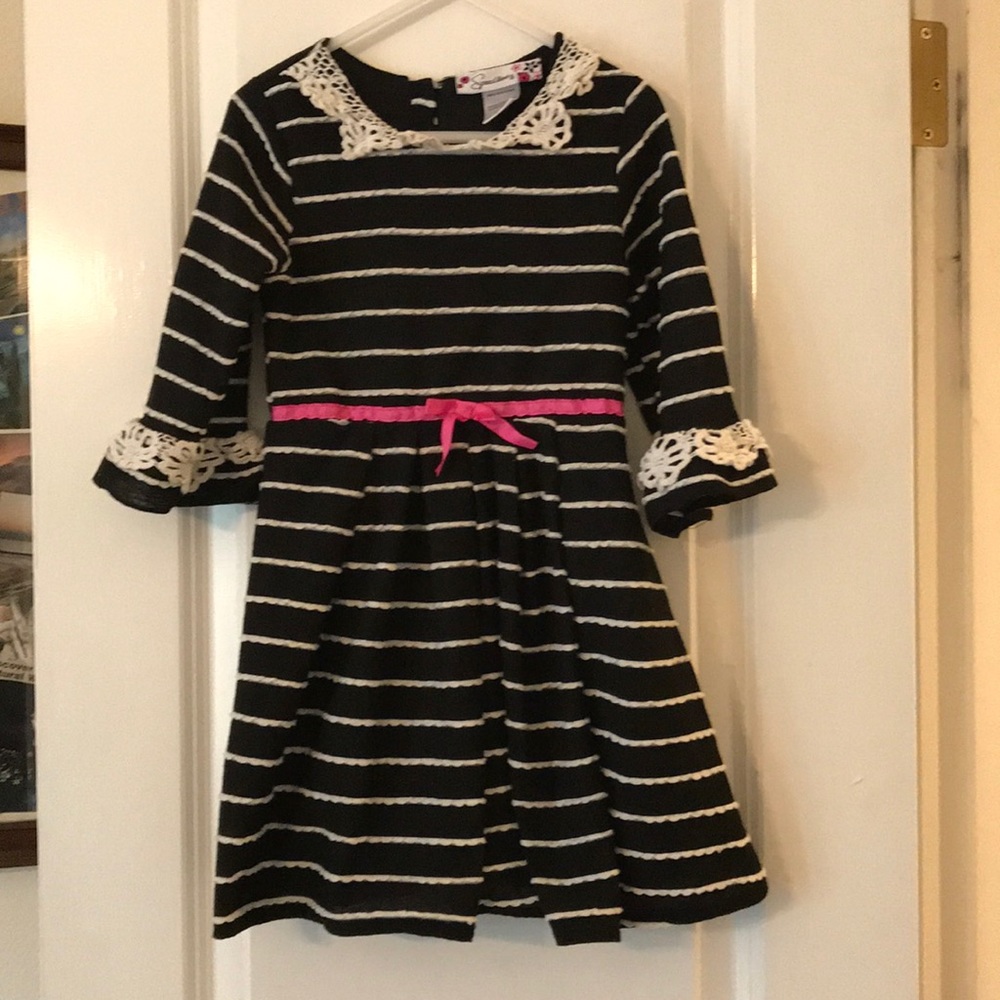 Precious girl’s dress fits like a 3-4t